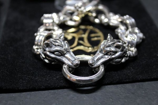 画像1: 銀双狼頭腕輪　Double Wolf  Head Bracelet・ダブルウルフヘッドブレスレット（受注生産品・Built-to-order products） (1)