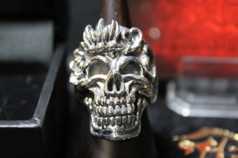 画像1: 銀麗刻牌髑髏輪　Queen of Hearts Judith Skull Ring （受注生産品・Built-to-order products） (1)