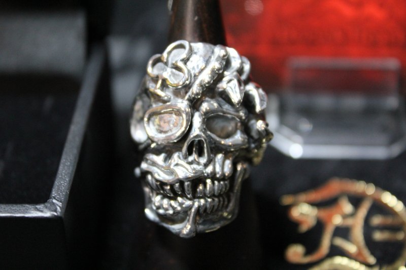 画像2: 銀勲刻牌髑髏輪　Jack of Clubs Lancelot Skull Ring （受注生産品・Built-to-order products） (2)