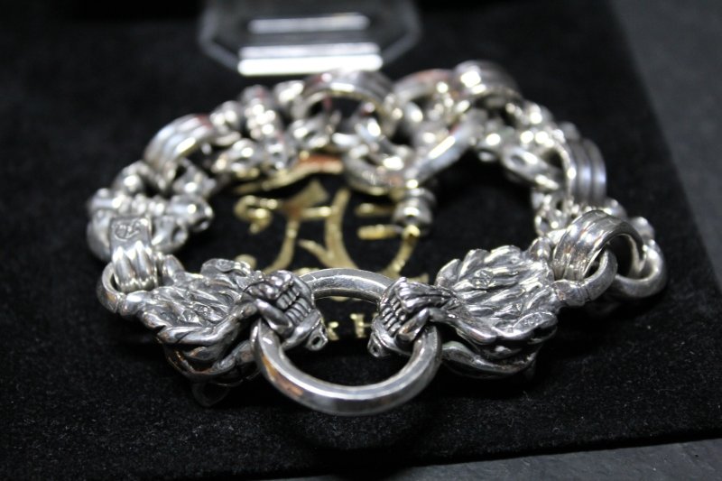 画像4: 銀双狼頭腕輪　Double Wolf  Head Bracelet・ダブルウルフヘッドブレスレット（受注生産品・Built-to-order products） (4)